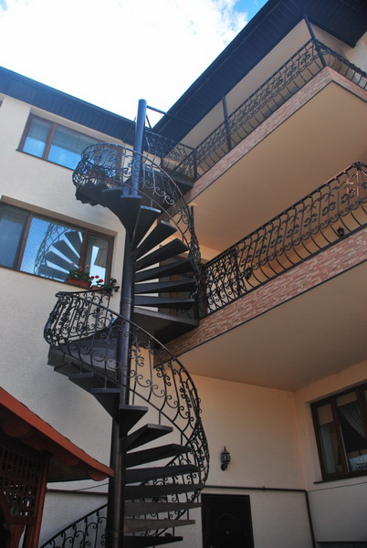 Винтовая лестница с балконами